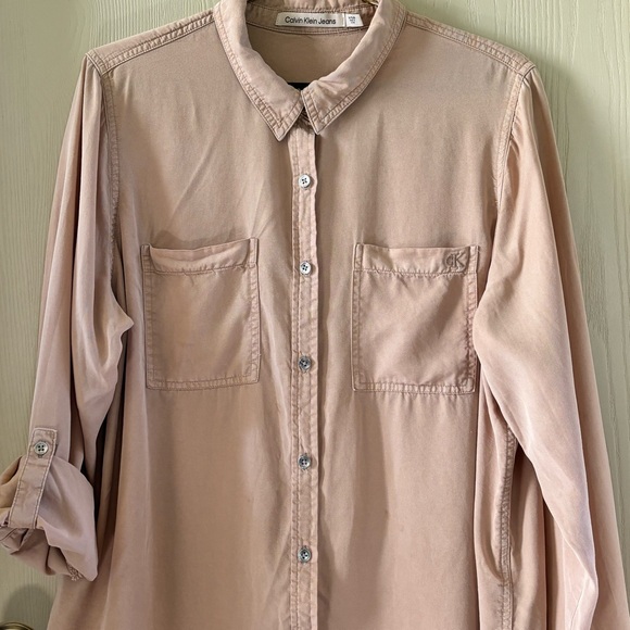 Calvin Klein beige soft, button up, w/ roll up sleeves - Picture 4 of 6